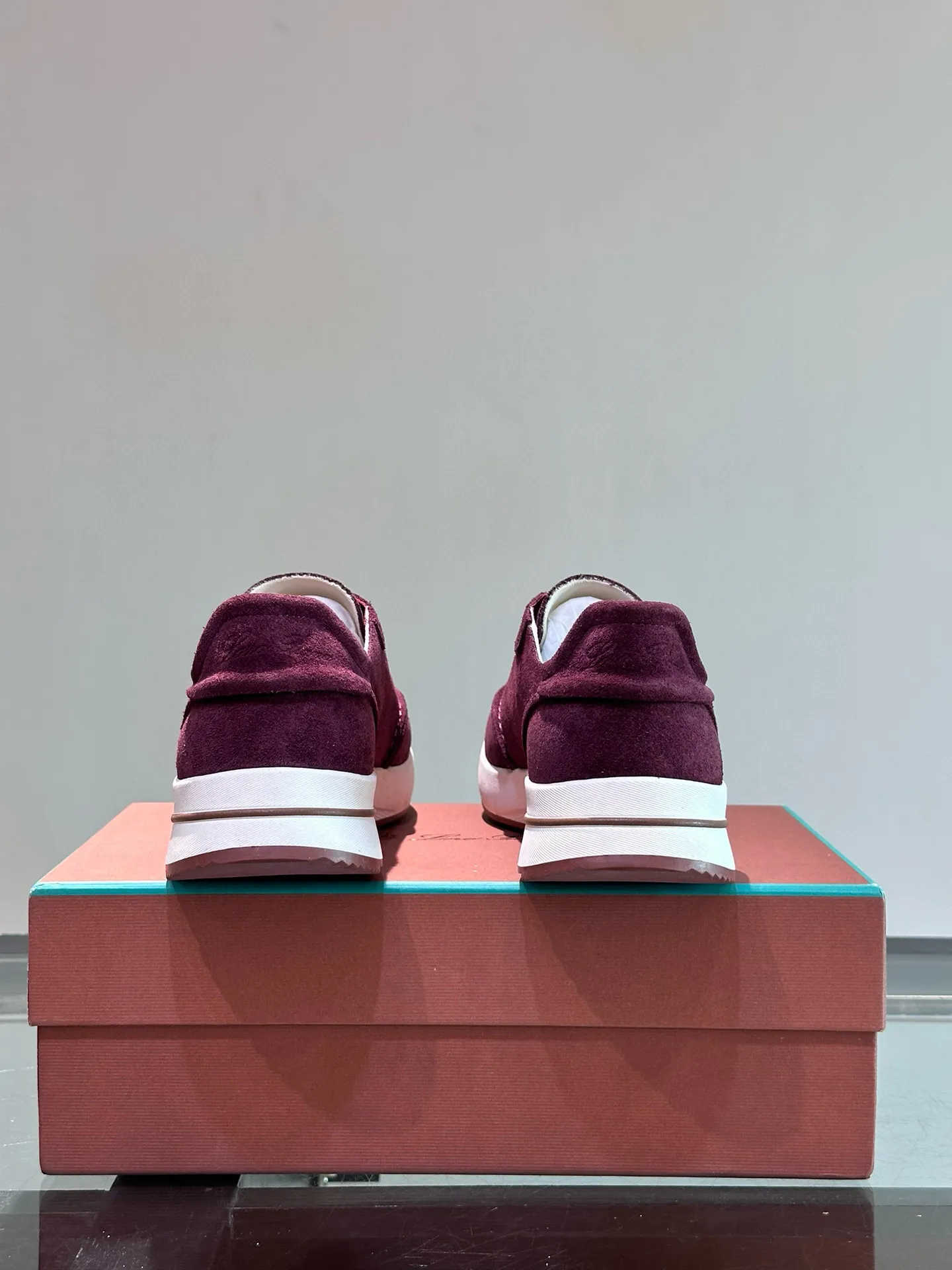 Factory price: 540💰Loro men's shoes💰iana niche Loro classic jogging shoes, men's lace-up casual shoes and sneakers, high-quality lightweight and comfortable fabrics, suitable for outdoor leisure, the color scheme is young and energetic, and it looks great with sportswear or casual suits! Size: 39-46 (customized sizes of 45 and 46 are non-refundable)